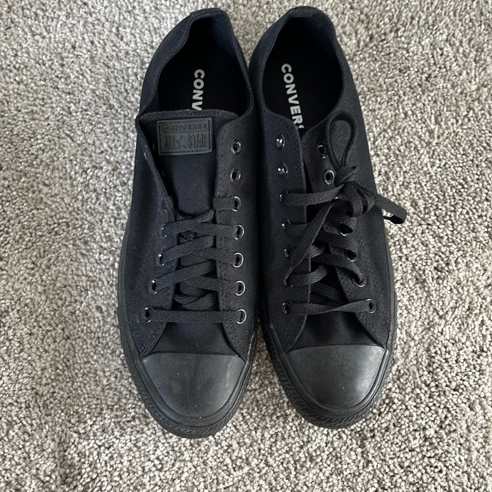 Black low top classic converse.